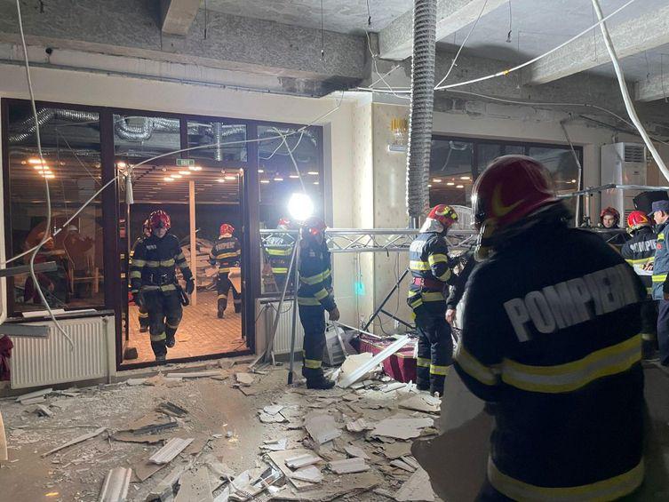 FOTO – Panică într-un restaurant din Brăila: Tavanul unui local s-a prăbușit peste 60 de oameni care se aflau la o petrecere / Trei persoane au avut nevoie de îngrijiri medicale