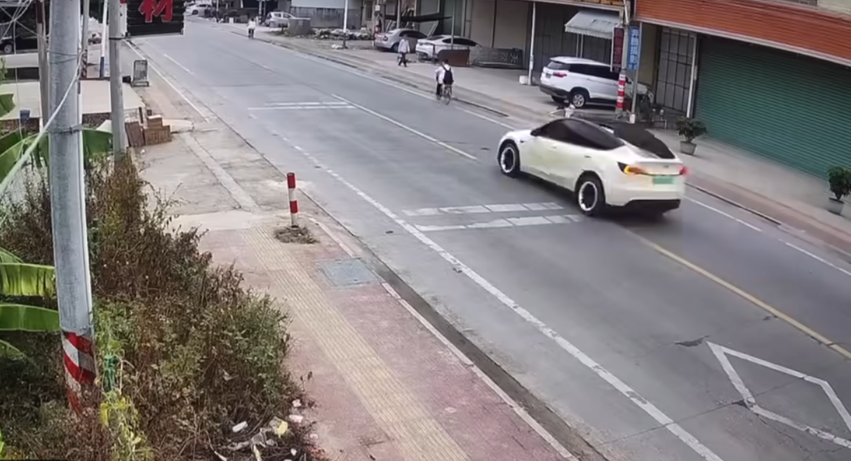 Grav accident produs în China de o mașină Tesla scăpată de sub control. A făcut prăpăd: doi morți și trei răniți! | VIDEO