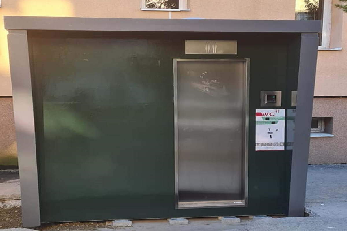 Un bărbat din Târgoviște a montat o toaletă publică în fața blocului după ce DSP le-a interzis oamenilor să mai tragă apa la baie