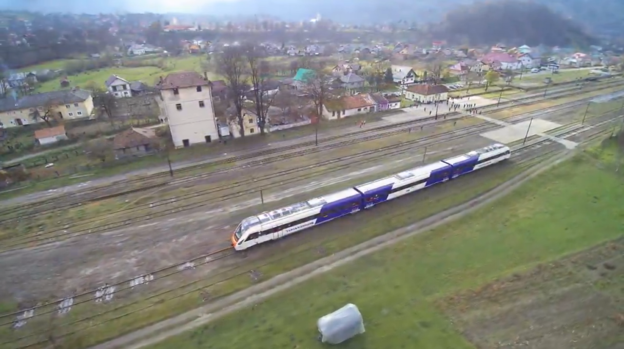 VIDEO | Primul tren de călători a circulat după 16 ani pe linia Berlibas-Valea Vișeului, la granița României cu Ucraina. Un automotor a efectuat o cursă de probă
