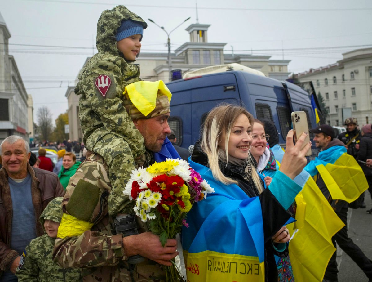 LIVE TEXT | Ziua 263 de război. Rușii au lăsat prăpăd în Herson: Trupele lui Vladimir Putin au distrus toată infrastructura critică. Nu există apă caldă și nici curent. În schimb, oamenii continuă să celebreze eliberarea orașului – VIDEO