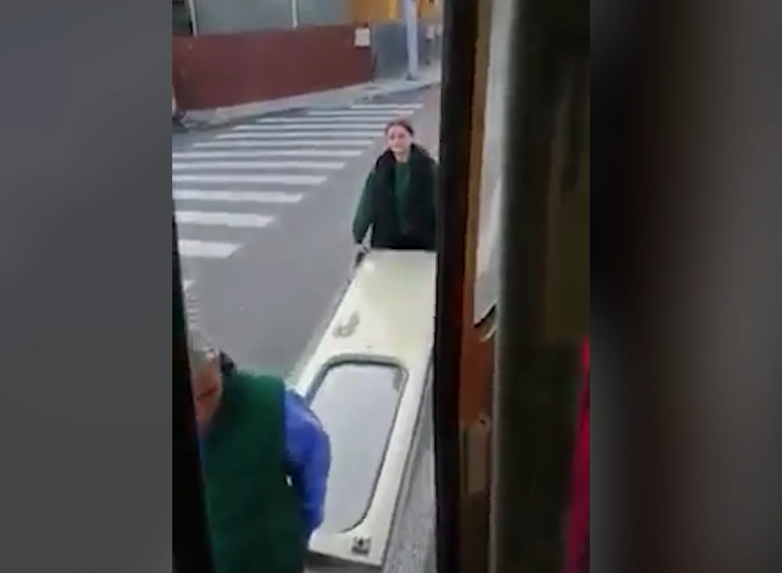 VIDEO | Un tramvai a rămas fără o ușă chiar în timpul mersului, la Iași. Vatmanul a coborât și a recuperat-o: „Exact ca Păcală cu ușa în spate. Filmați-i, să-i vadă lumea!”