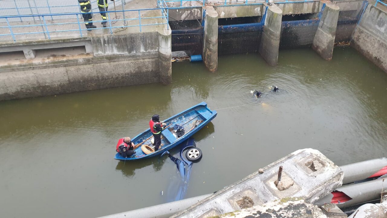 FOTO – VIDEO | Intervenţie de urgenţă în Capitală: O mașină în care se aflau doi francezi a căzut în Lacul Floreasca / Cei doi ar fi consumat droguri înainte de a se urca în autoturism