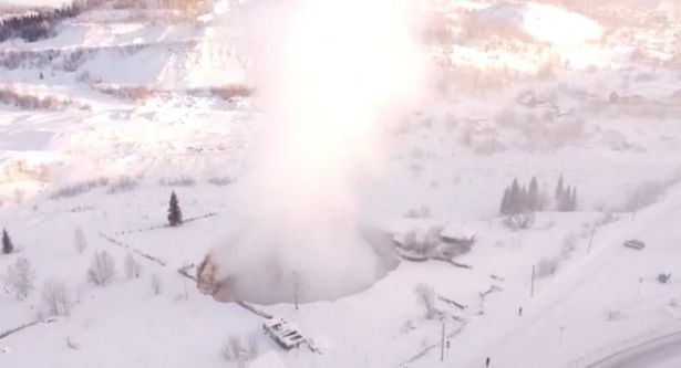 VIDEO | Un crater uriaș s-a deschis în Rusia, într-o stațiune renumită de schi. Localnicii speriați au numit-o ”poarta iadului”