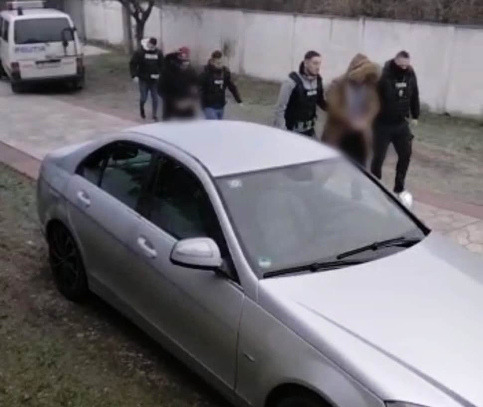 Doi bărbați din Hunedoara, reținuți după ce au sechestrat o femeie și doi copii și au furat 37.000 de lei