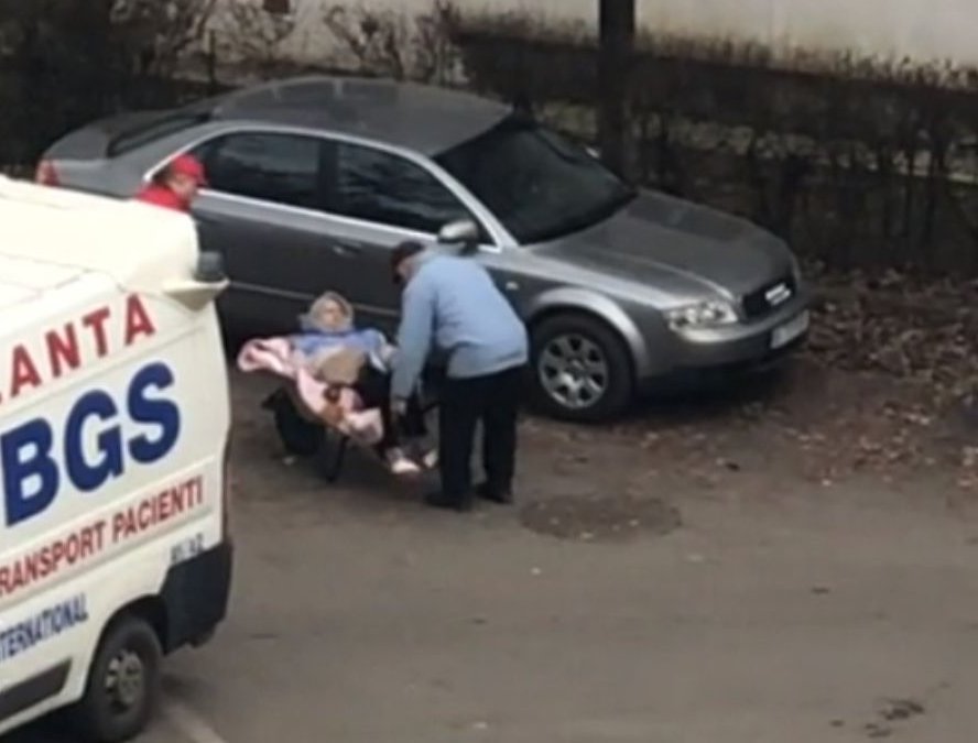 Cum comentează Tudor Ciuhodaru cazul pacientei dusă cu roaba la ambulanță: „Este inadmisibil!”