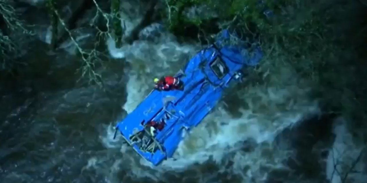 Autocar prăbușit de pe un pod, în Spania. Șapte persoane au murit