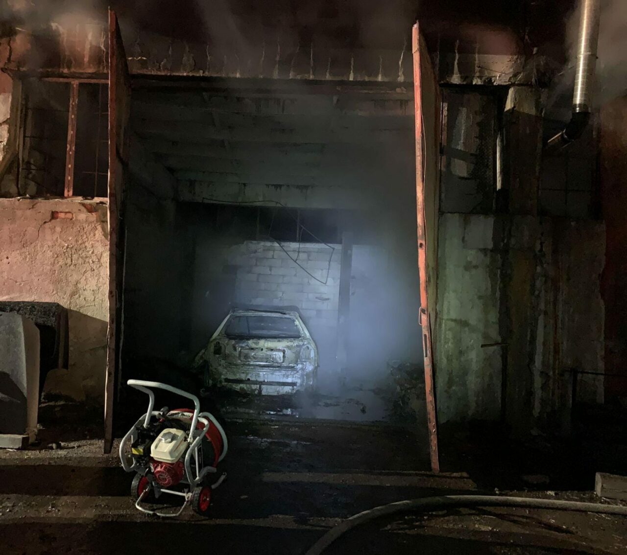 Mașină făcută scrum într-un service auto din Timiș. De la ce a pornit incendiul devastator