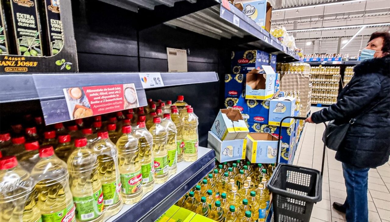 Vești proaste pentru români! Câți lei va costă o sticlă de 1 litru de ulei de floarea soarelui, înainte de Crăciun