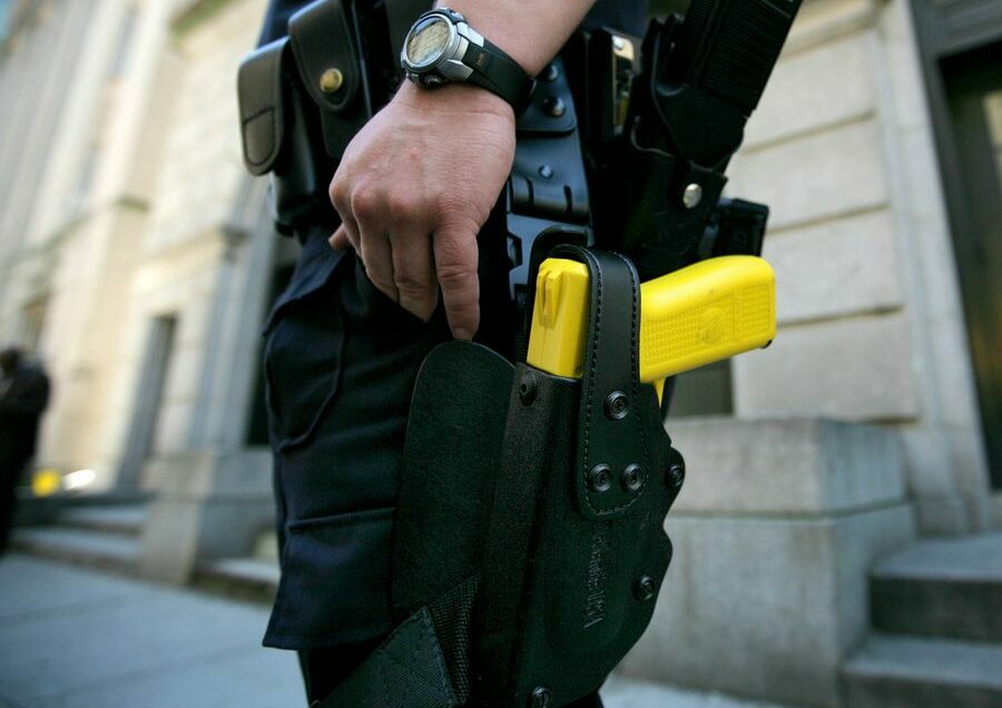 Polițiștii din România ar putea primi în dotare pistoale cu electroșocuri