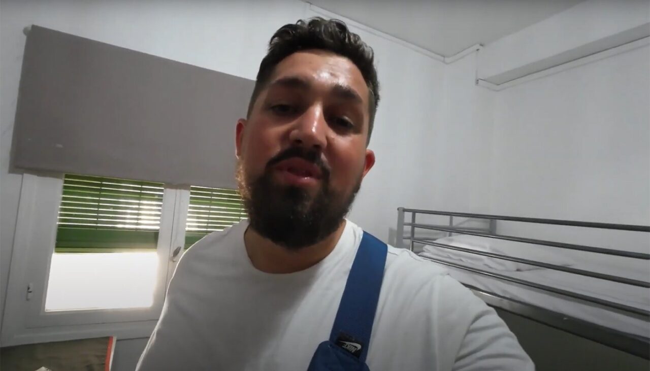„Cea mai proastă cazare de pe Booking”. Cum arăta camera de 50 euro/noapte, în care a fost cazat un turist român într-un hotel din Alicante