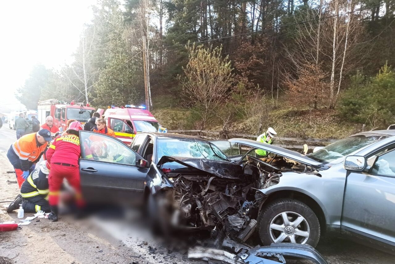 Ciocnire frontală între două mașini, în Alba. Patru persoane rănite, transportate la spital – FOTO