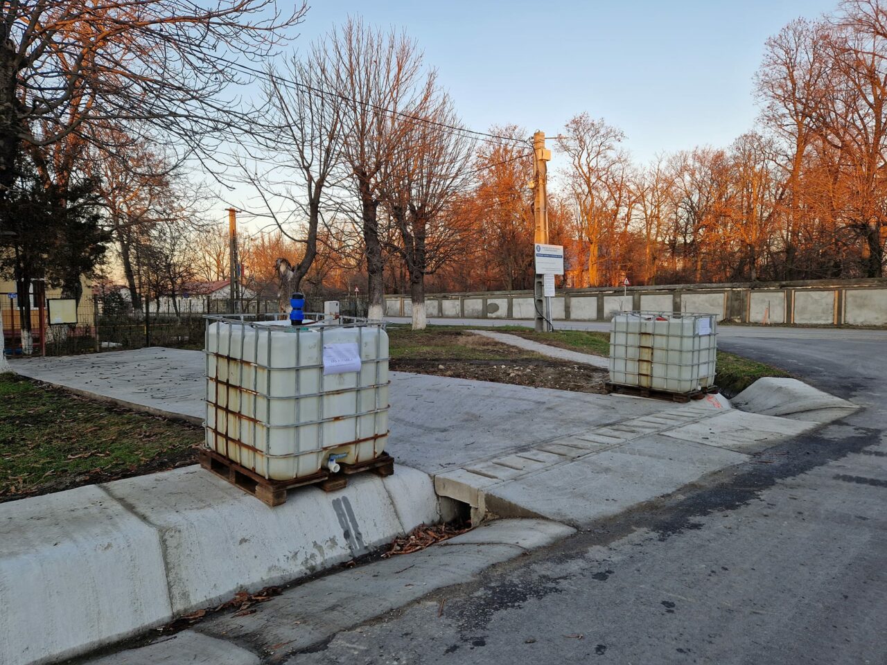 Cum au fost otrăviți locuitorii unei comune din Prahova. De un an de zile, au băut apă cu arsenic de la rețeaua publică!