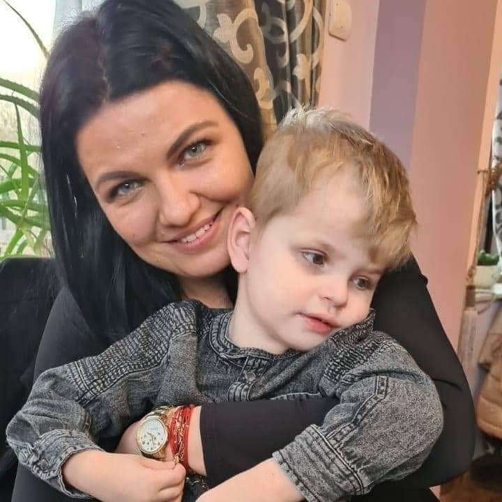 Robert, un copil de doar 5 ani, suferă de o boală genetică foarte rară, iar părinții au ajuns la disperare. Băiețelul nu merge, nu vorbește și mănâncă doar lapte