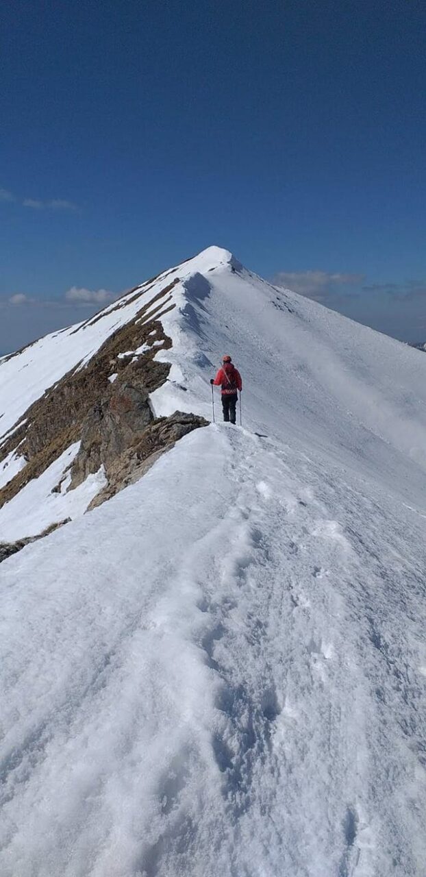 Echipele Salvamont din Argeş încearcă să salvaze un bărbat care a alunecat aproape de Vârful Moldoveanu. Elicopterul nu poate interveni din cauza condițiilor meteo