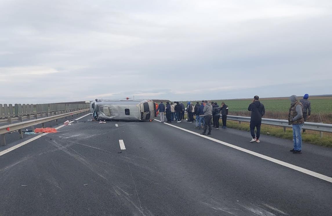 FOTO | Microbuz cu 11 persoane, răsturnat pe A1! Planul roșu a fost activat