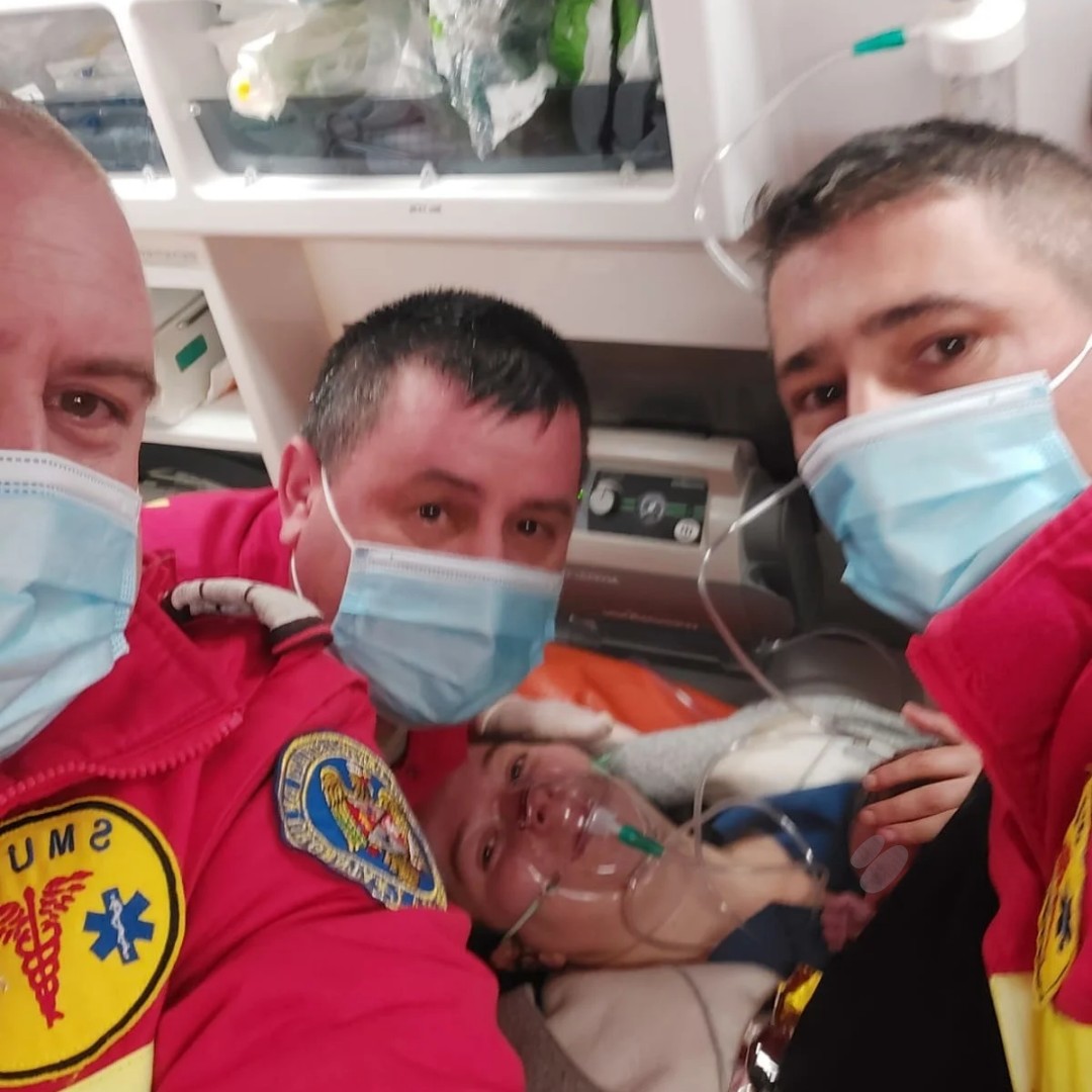 O femeie din Suceava a născut în ambulanță cu ajutorul paramedicilor: „Nici când s-a născut cel mic, al meu, nu am fost așa de emoționat”