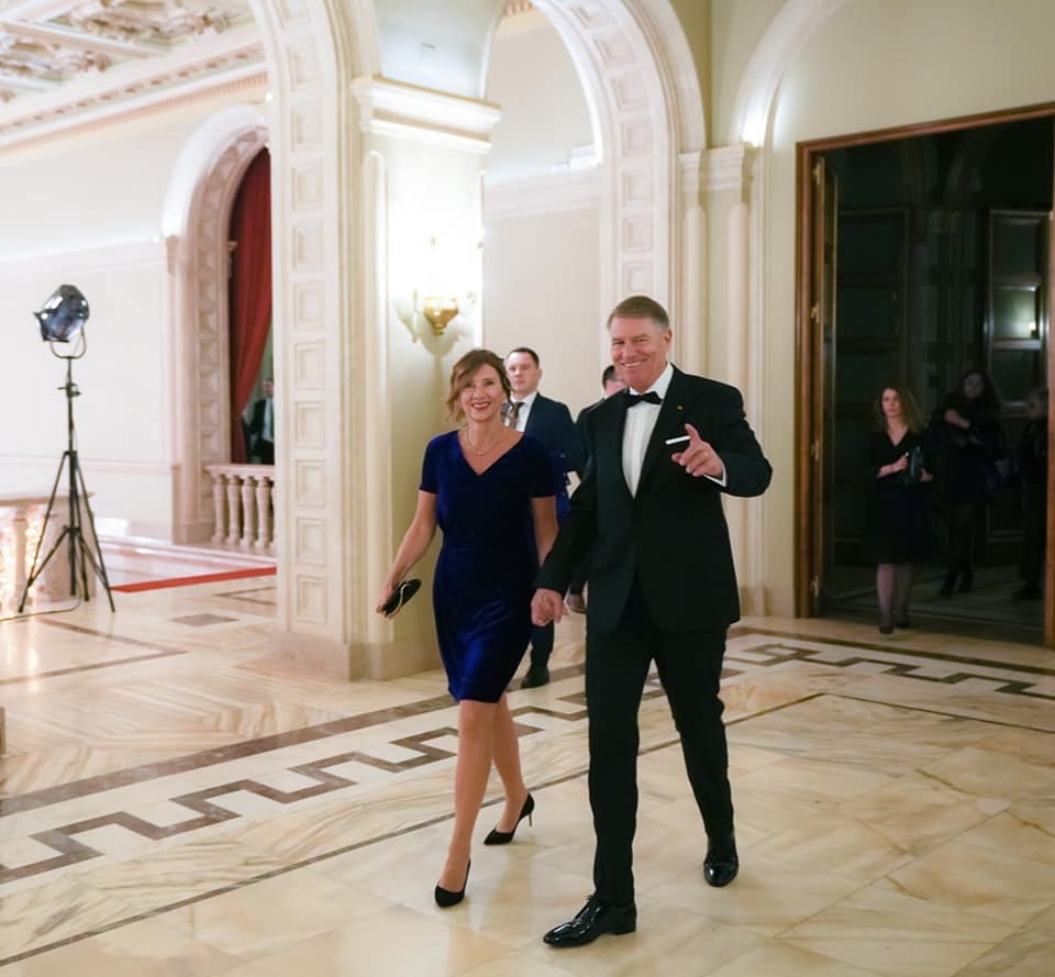 Președintele României Klaus Iohannis și soția sa, Carmen Iohannis, au fost invitații de onoare la spectacolul Operei Naționale București, la Traviata