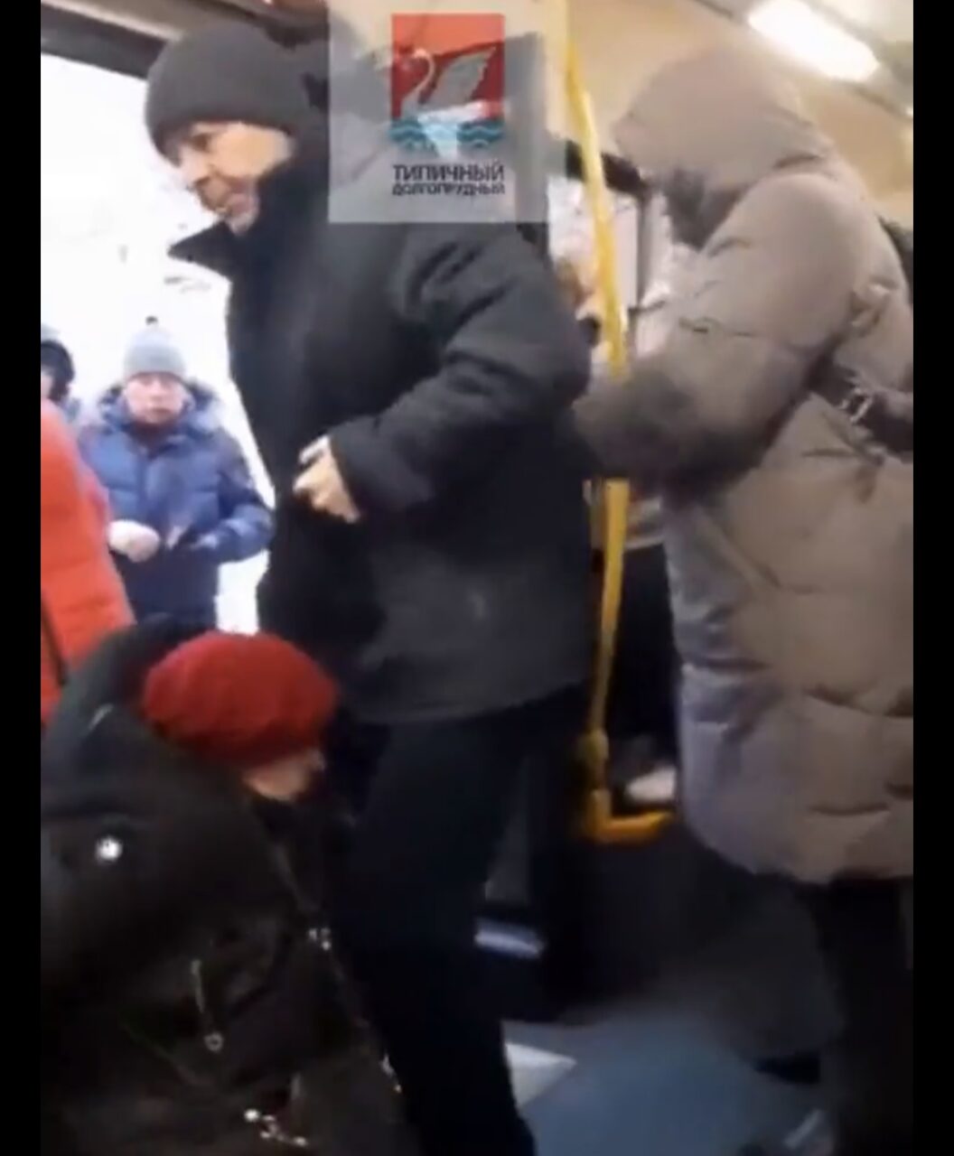 VIDEO | O vârstnică a fost dată jos din autobuz în Rusia pentru că a criticat războiul din Ucraina: „Du-te acolo, du-te să-i ajuți!”