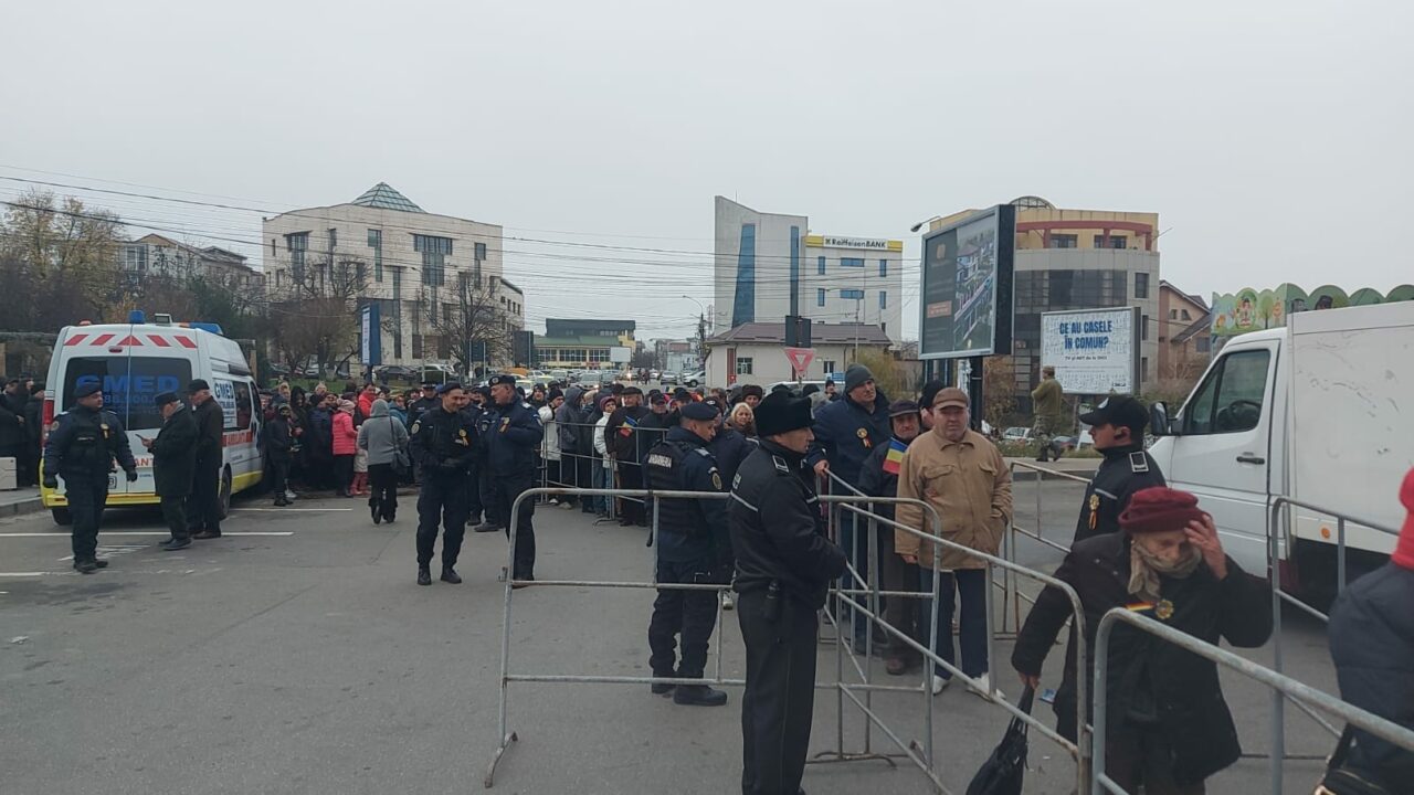 Ziua Națională, sărbătorită cu fasole și cârnați. 2000 de porții au fost pregătite de autorități pentru slătineni