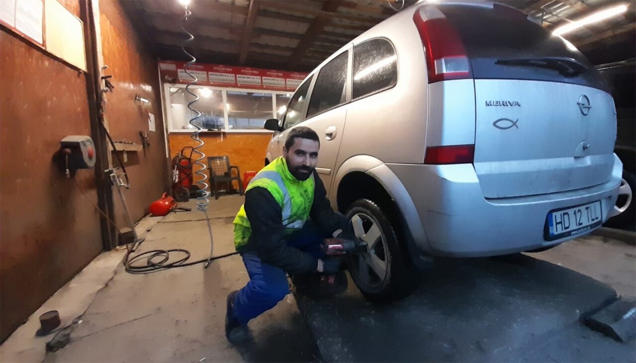 Câți lei primește salariu Aziz Tintaș, un turc care lucrează într-o vulcanizare în România: „Unii spun că nici nu se ridică din pat pentru banii aceștia”