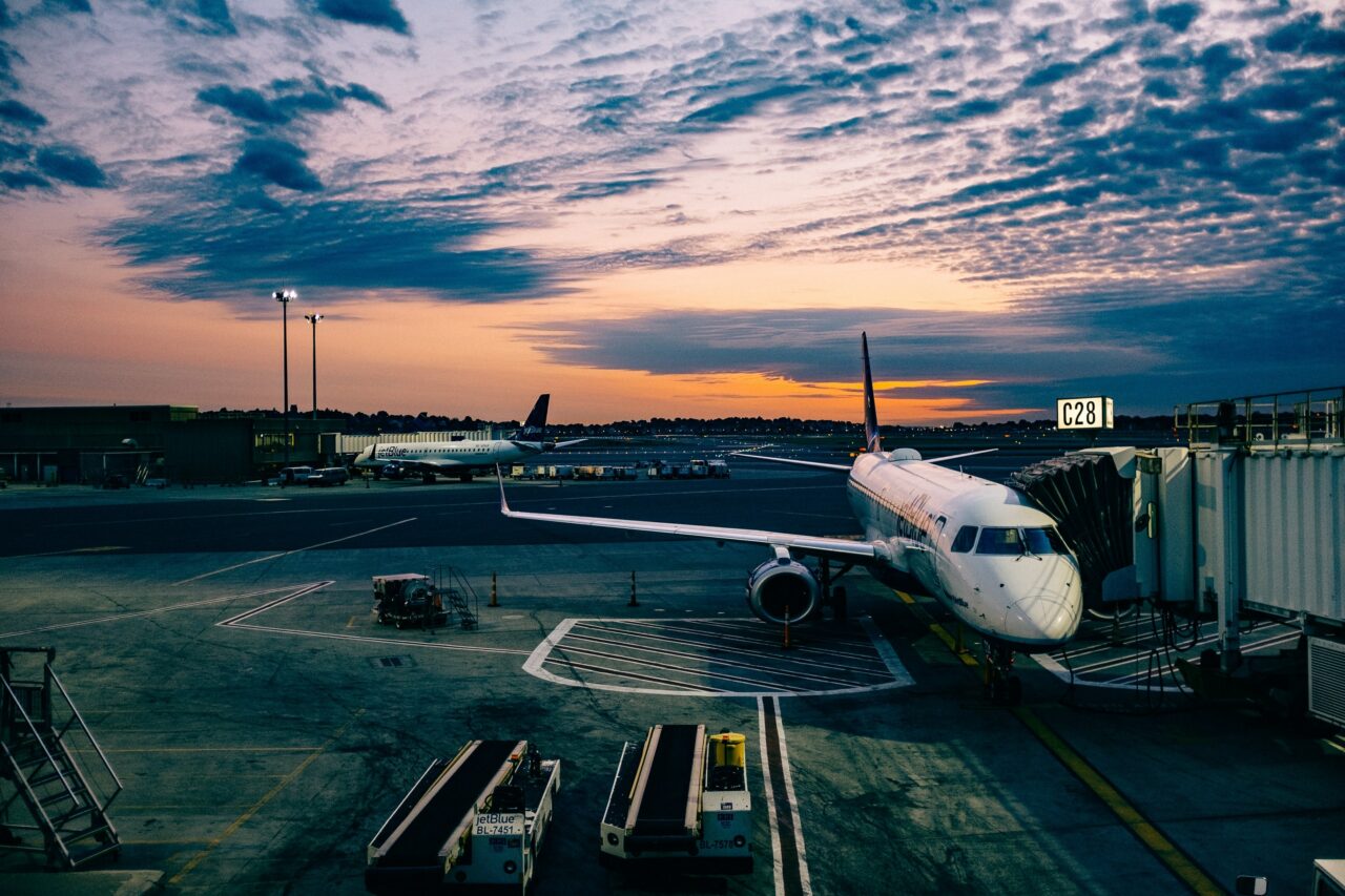 Aeroporturile din Europa se aglomerează din nou de sărbători. Recomandările autorităților și promoțiile companiilor pentru 2023
