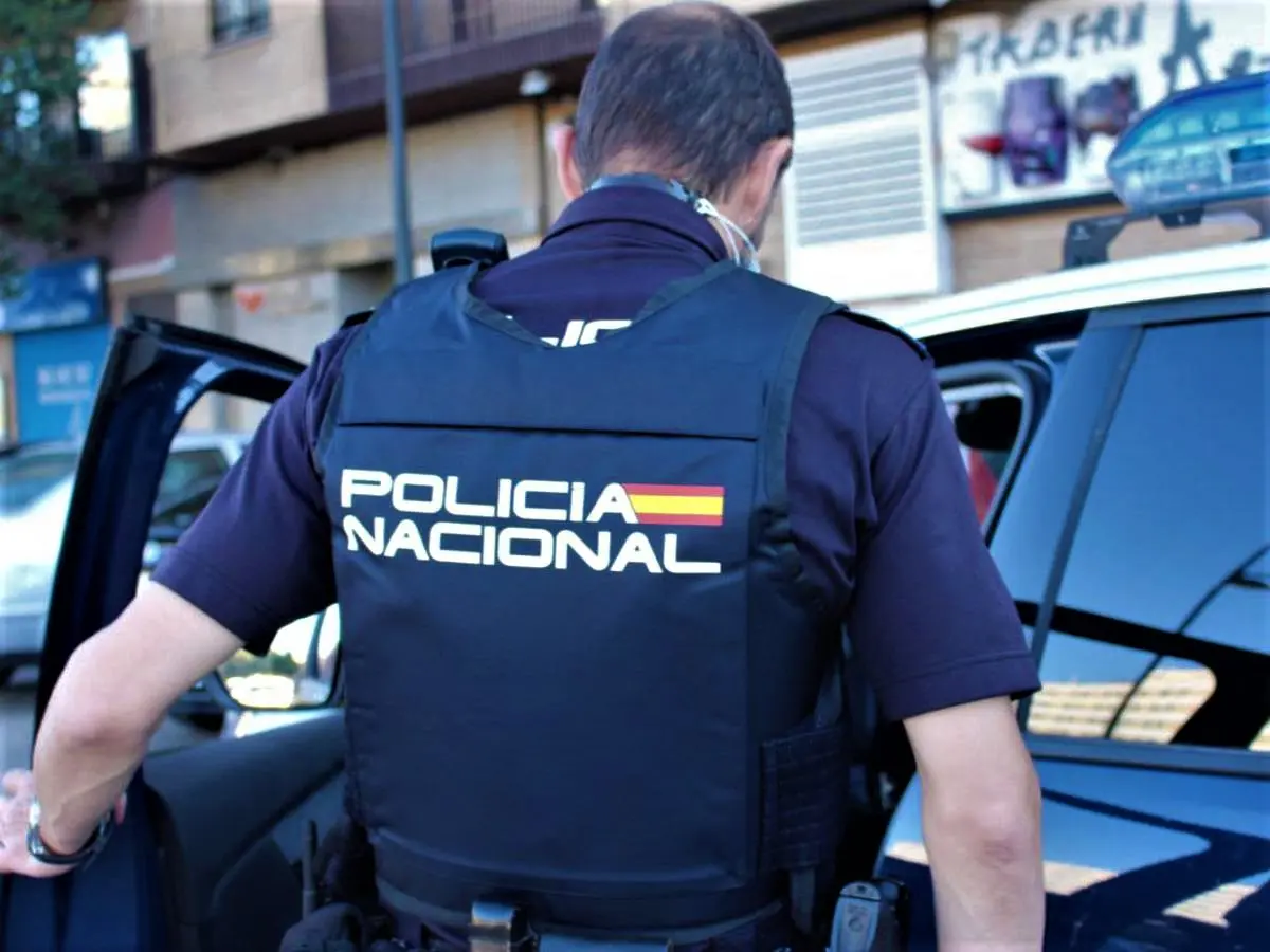 Un român a găsit un cadavru într-o valiză aruncată la gunoi, în Spania