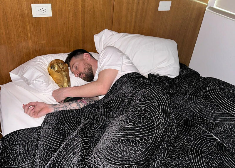 Messi vrea să știe ca nu visează! Fotbalistul și-a luat Cupa Mondială și a dormit în pat cu ea