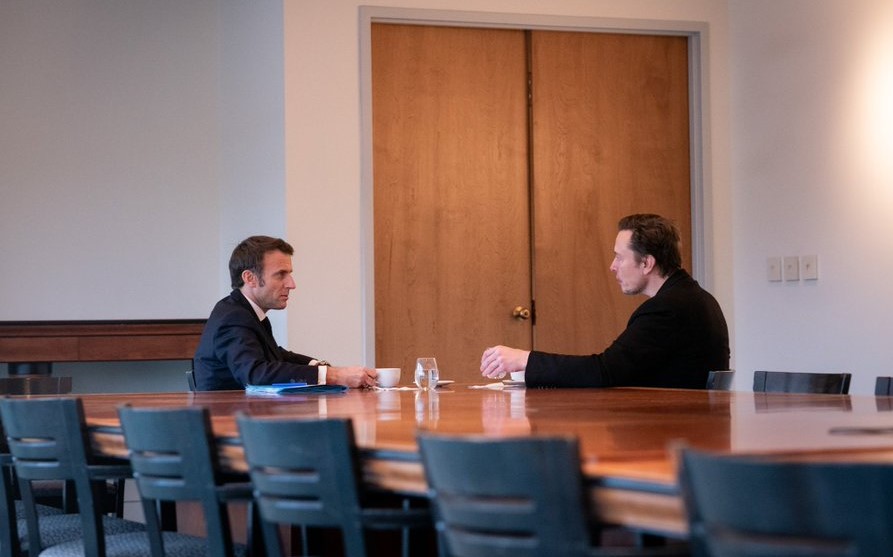 Întâlnire-surpriză între Emmanuel Macron și Elon Musk. Ce au discutat, cu Twitter-ul pe masă, cel mai bogat om din lume și președintele francez. „A fost o onoare să te văd din nou”