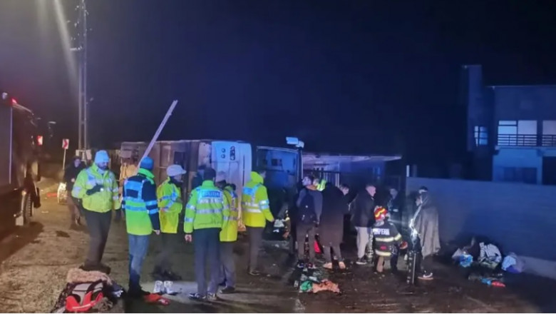 Autocar cu 35 de persoane la bord, răsturnat la Pașcani. 25 au ajuns la spital, dintre care 12 adolescenți