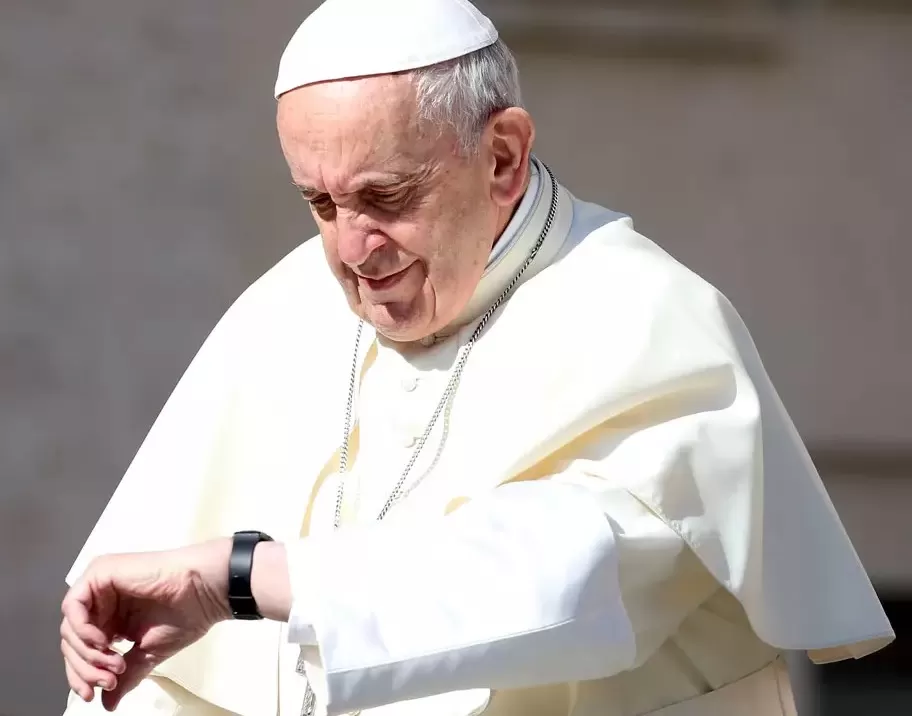 Ceasul din plastic al Suveranului Pontif, vândut cu 51.000 de dolari