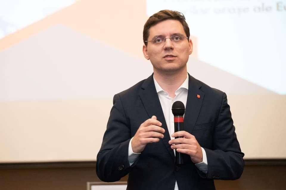 Victor Negrescu susține că doar familia social-democrată europeană a votat în unanimitate în Parlamentul European pentru România