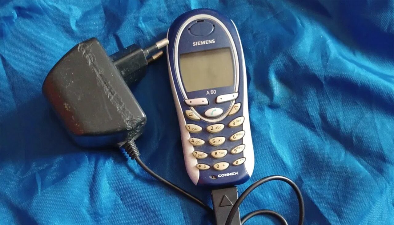 Mai ții minte celebra „cărămidă” de telefon Siemens A50? Cu câți lei se vinde acum, în 2022