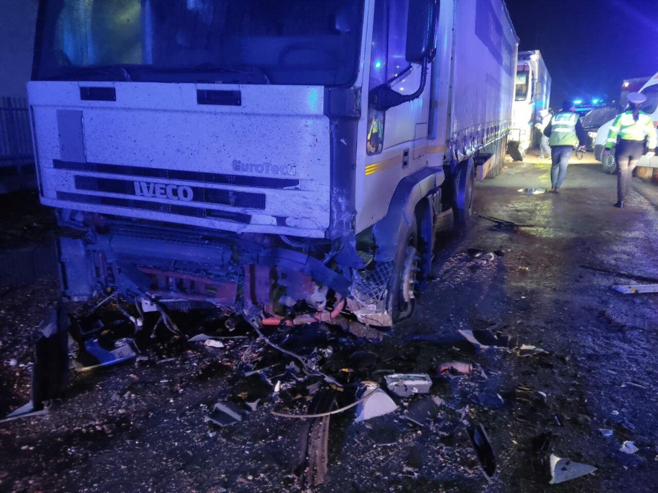Doi tineri din Dâmbovița au murit după ce s-au izbit cu mașina de un TIR parcat. Impactul a fost devastator