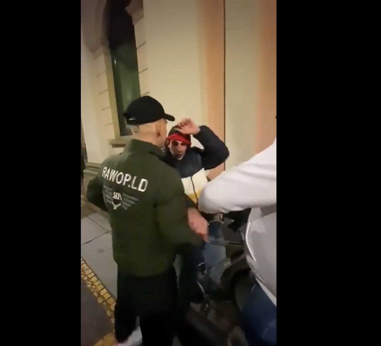 VIDEO | Doi români au stârnit furia italienilor, după ce au agresat un tânăr cu dizabilități și i-au stricat bicicleta