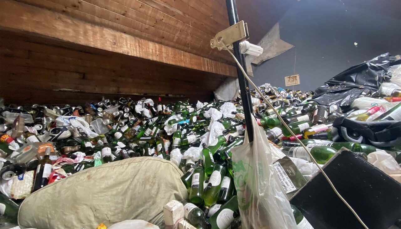 Ce a găsit proprietarul în locuința unui chiriaș care nu dusese gunoiul niciodată, în ultimii 10 ani
