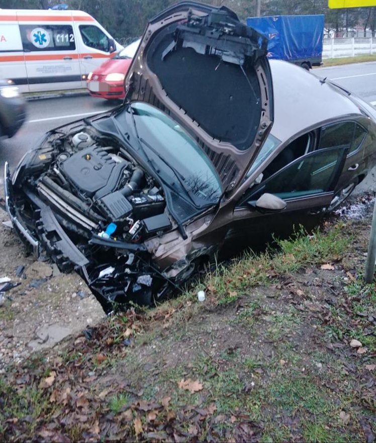 FOTO | Accident grav în Argeș. Mașină izbită de un cap de pod. O fetiță de trei ani a ajuns la spital