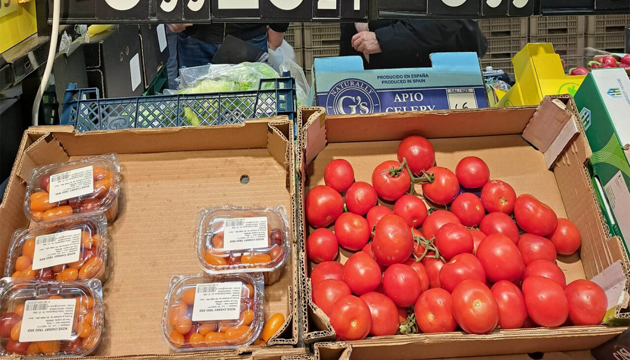 De zece ori mai scump decât în piață! De necrezut câți lei costă 1 kilogram de roșii în Carrefour