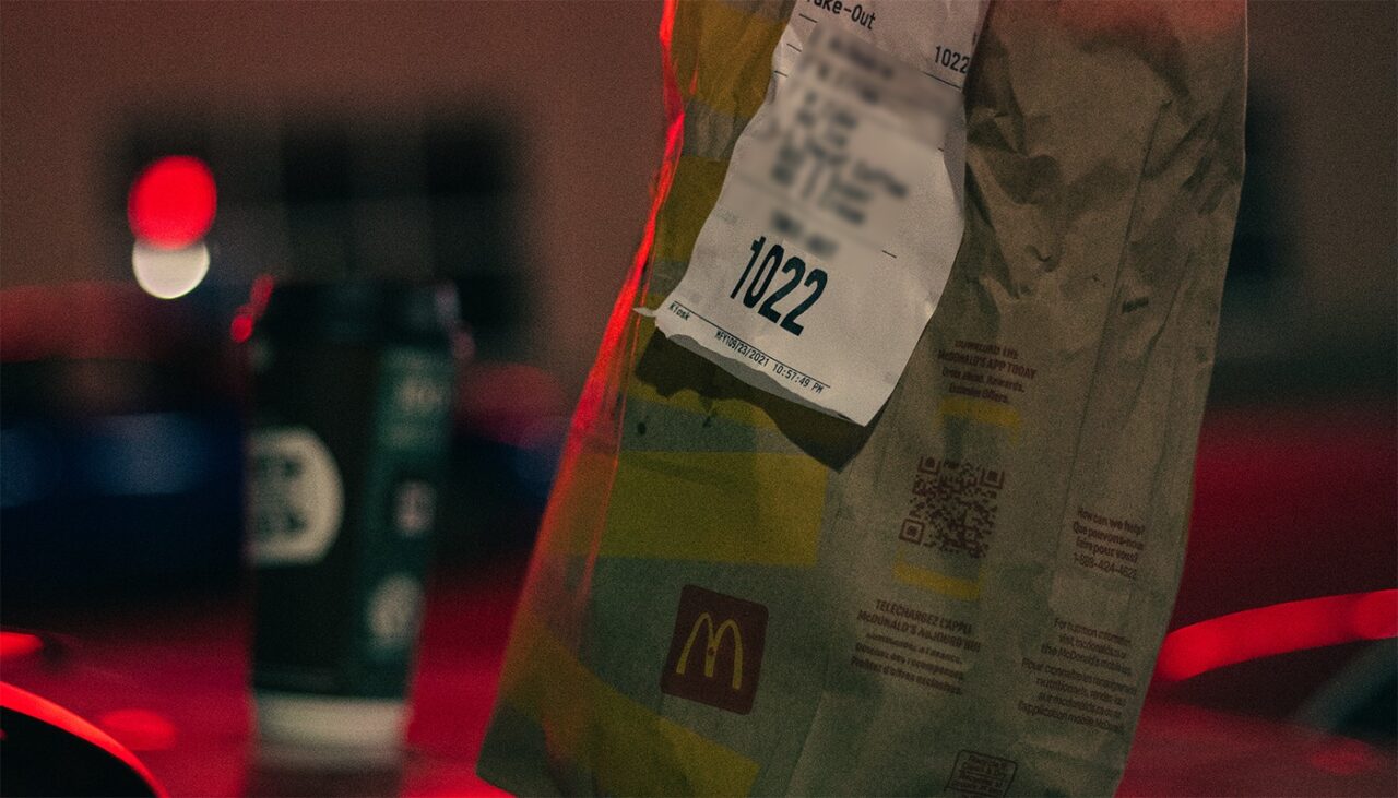 Ireal ce a comandat o femeie de la McDonalds, noaptea, după ce s-a îmbătat. Când livratorul i-a adus sacoșa la ușă, a rămas mască