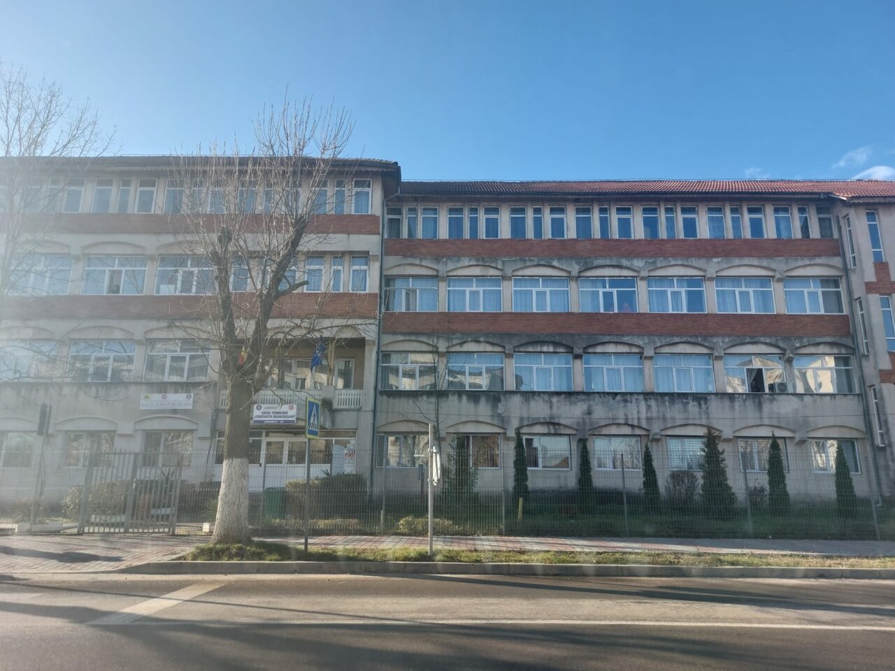 Anchetă la un liceu din Scornicești, după ce trei elevi au ajuns în comă alcoolică la spital