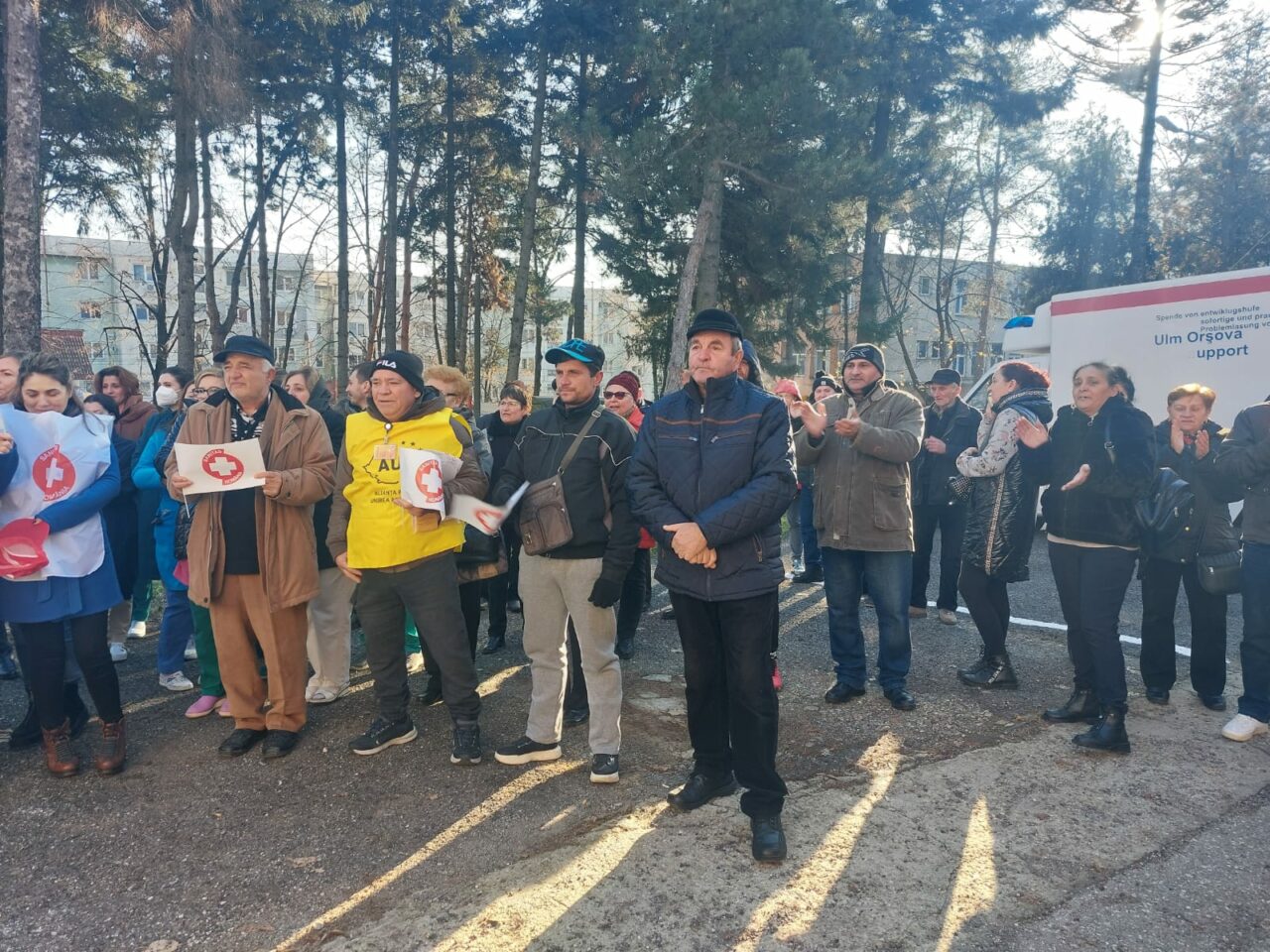 200 de angajați și foști pacienți au protestat în curtea spitalului din Orșova | VIDEO