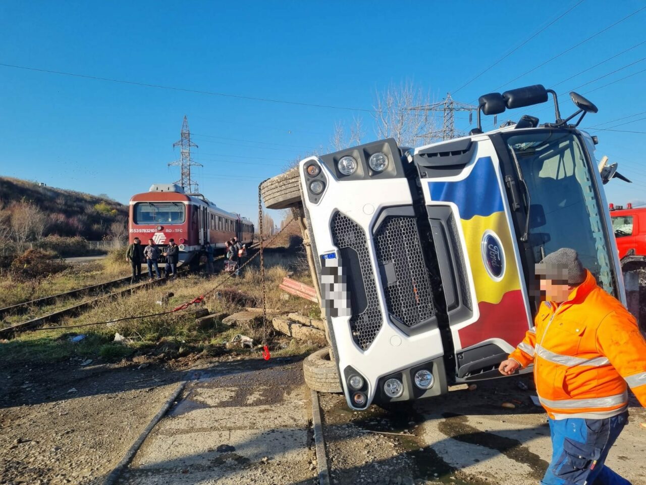 Accident feroviar în Dâmbovița. Un camion de gunoi a fost izbit și răsturnat de un tren de călători
