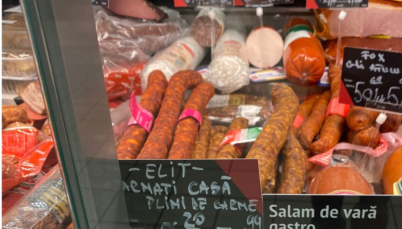 Am făcut calculul comparativ! Cu câți lei se vinde 1 kg de cârnați de porc în supermarketurile Carrefour și Cora din București