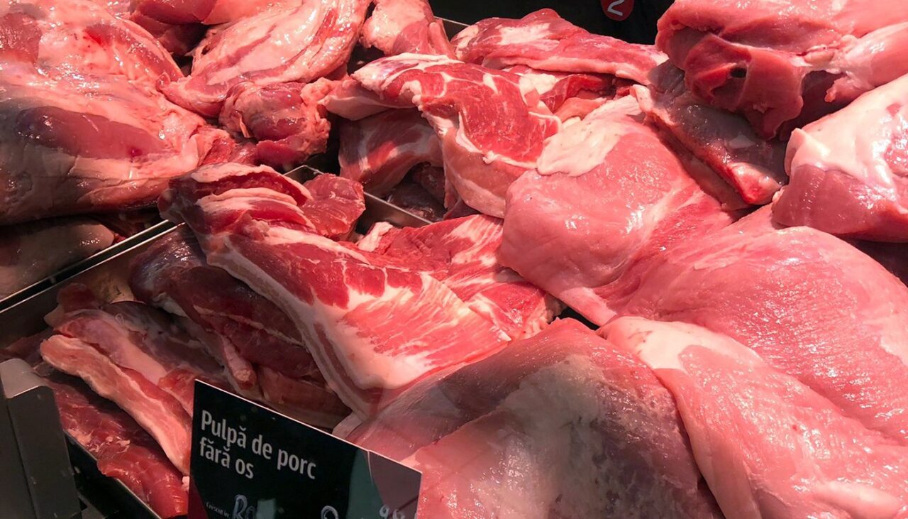 Află unde e mai ieftin! Cu câți lei se vinde kilogramul de pulpă de porc în Carrefour, Cora și Mega Image