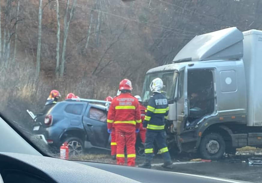 Grav accident la ieșirea din Brașov spre Predeal. Un Duster a intrat frontal într-o dubă