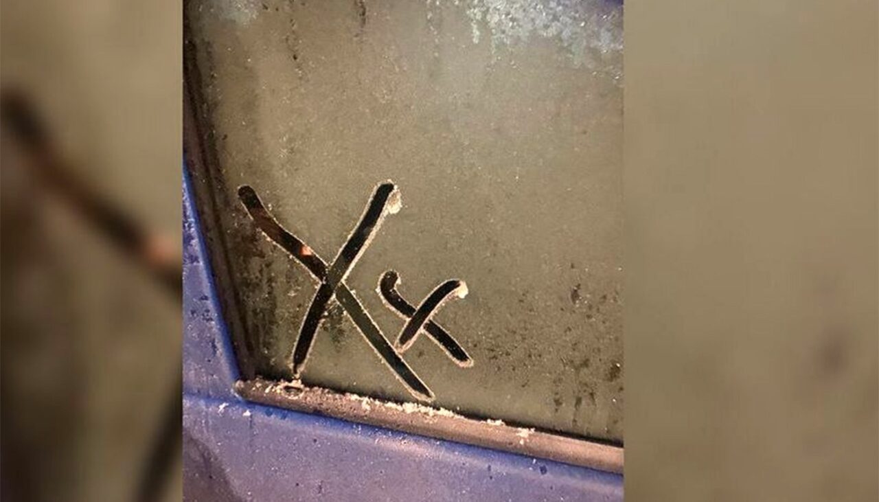 Dacă vezi 2 de „X” pe parbrizul mașinii, ești în mare pericol. O șoferiță a găsit acest semn în fiecare dimineață, timp de 2 luni
