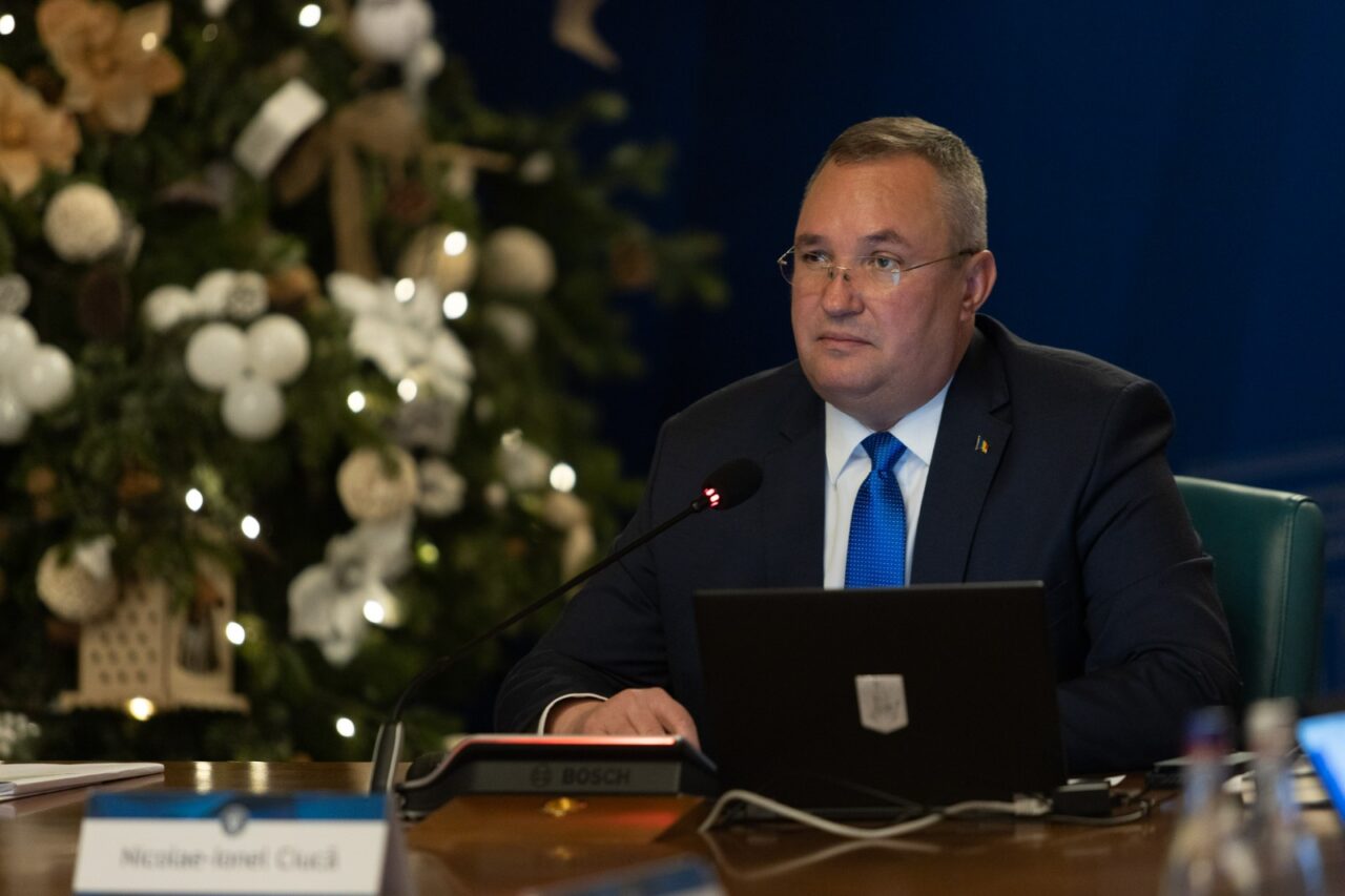 VIDEO | Cresc prețurile la pompă! Fără compensarea cu 50 de bani la carburanți de la 1 ianuarie 2023. Nicolae Ciucă: ”Dacă prețurile vor depăși puterea de cumpărare a cetățenilor, o vom aplica din nou”