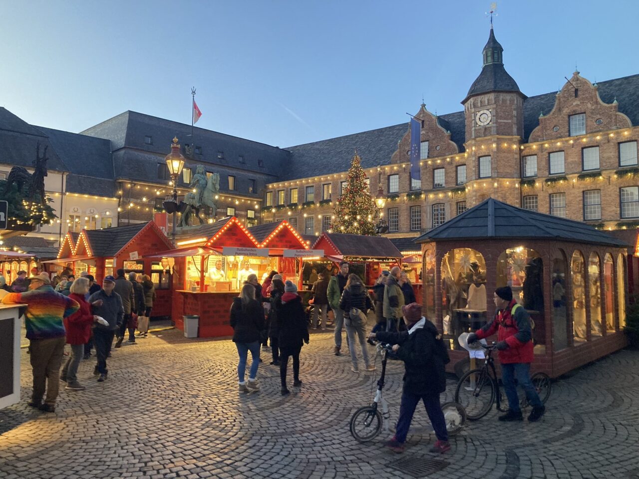 Alertă teroristă în Dusseldorf. Târgul de Crăciun, ținta unui atac similar celui de la Berlin, din 2016