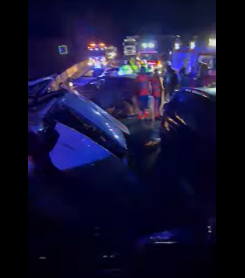 Trei spanioli au murit și o copilă de 15 ani se zbate între viață și moarte după ce șoferul unui autovehicul a depășit linia continuă și a intrat pe contrasens pe DN 1 în județul Sibiu