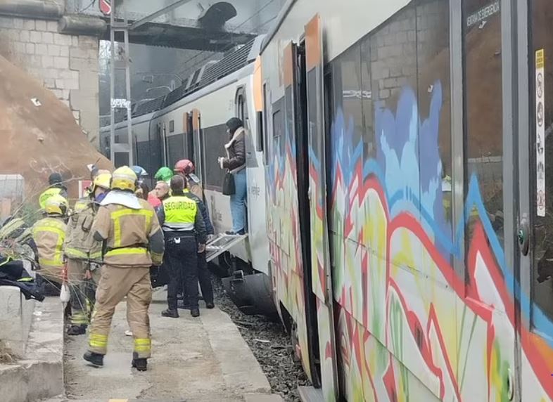 Coliziune între două trenuri de pasageri, în Spania. Sunt cel puțin 70 de răniți